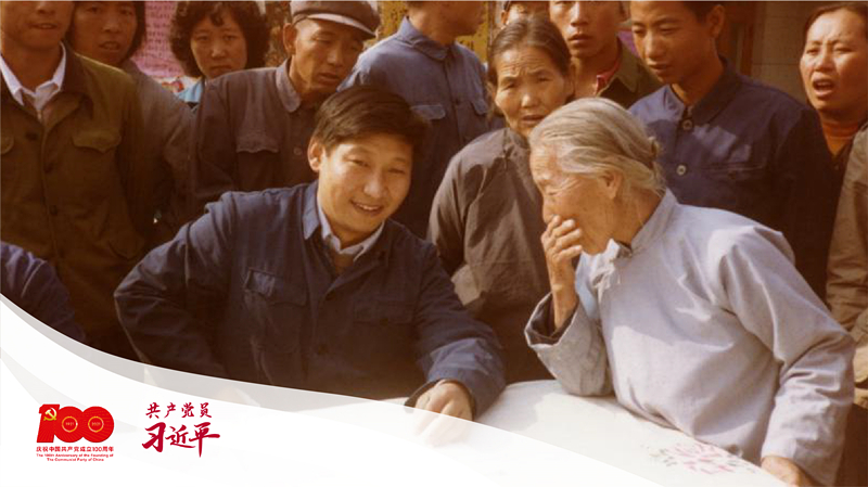 1983年，時任河北正定縣委書記習(xí)近平在大街上聽取來訪群眾的意見。