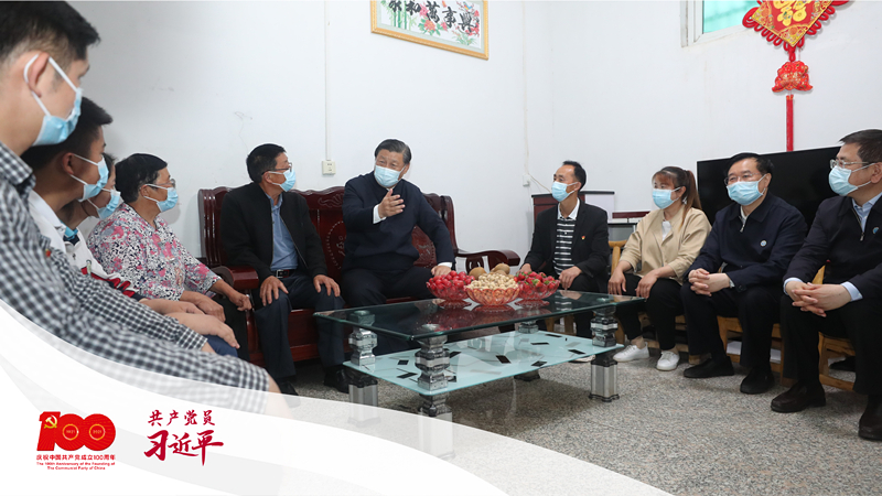 2021年5月13日下午，習(xí)近平總書記在河南省南陽市淅川縣九重鎮(zhèn)鄒莊村，同移民戶鄒新曾一家三代圍坐在一起聊家常。