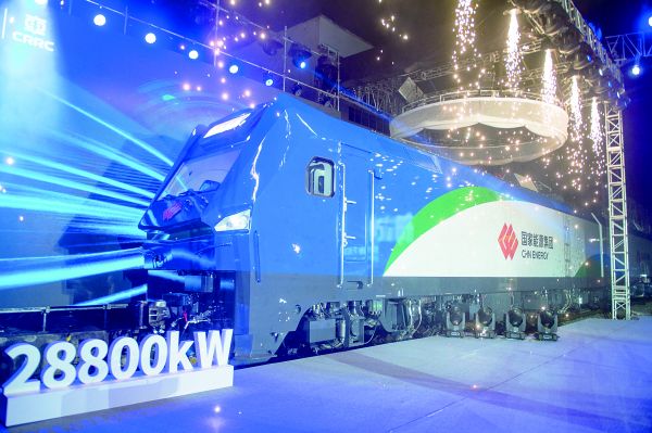 全球最大功率電力機(jī)車(chē)神24在株洲下線 易翔 攝