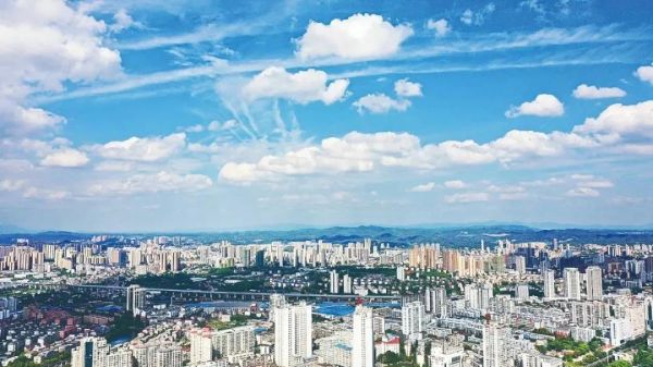 ▲ 荷塘區(qū)上空，白云朵朵。記者 謝慧