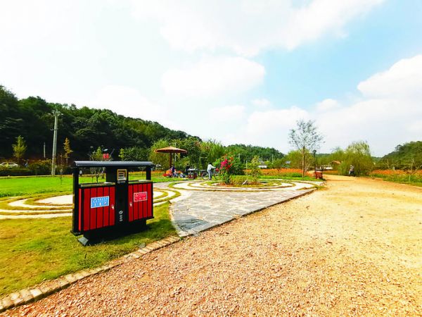 ▲在響水村，隨處可見垃圾桶，方便游客保持環(huán)境衛(wèi)生