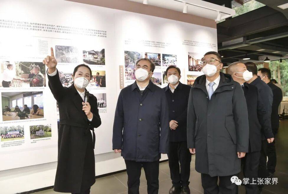圖為領(lǐng)導(dǎo)嘉賓共同參觀成長(zhǎng)記憶展。全媒體記者 邵穎 攝