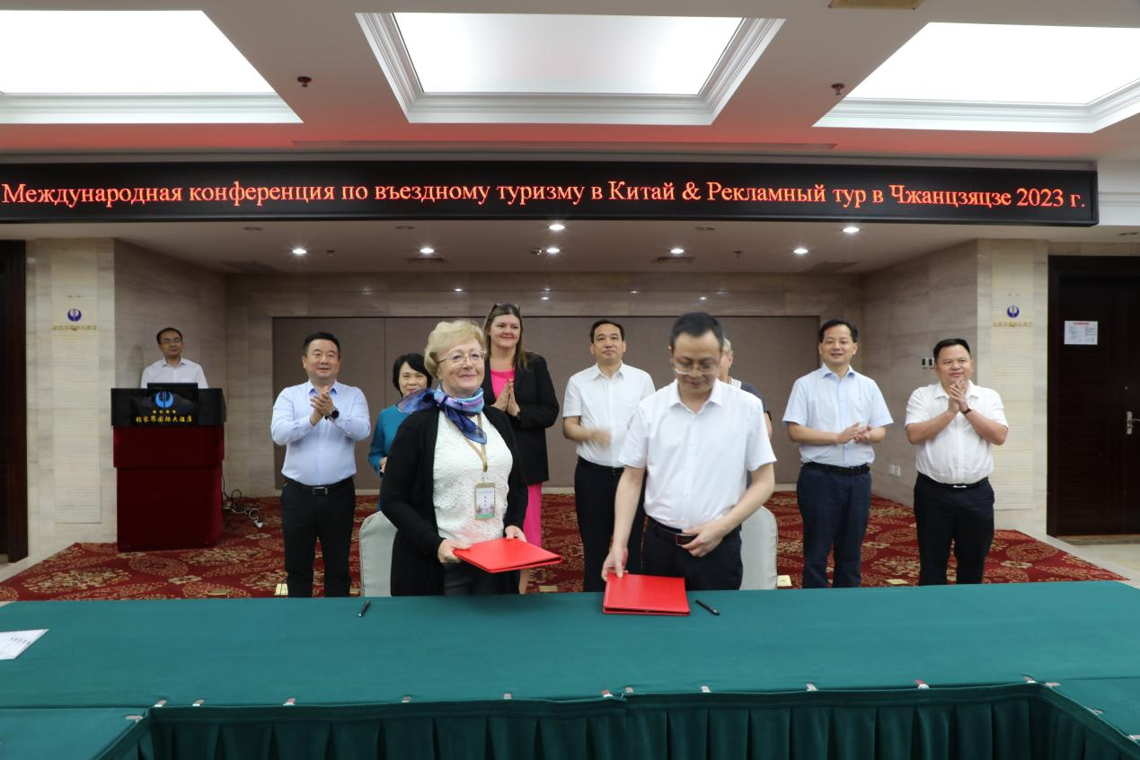 俄羅斯旅行社代表與市中旅公司簽訂旅游接待協(xié)議。