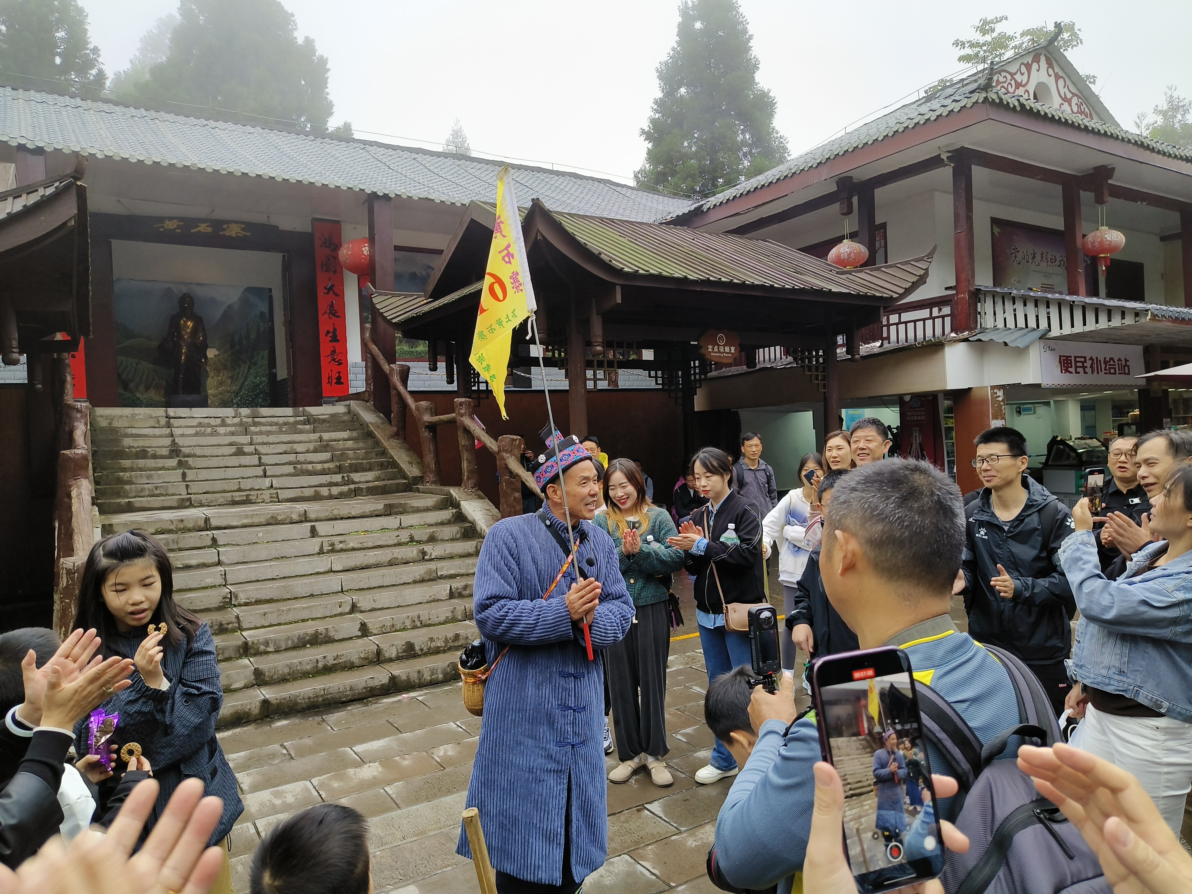 土家導(dǎo)游阿哥在黃石寨景區(qū)為游客演唱土家山歌。張勇軍  攝