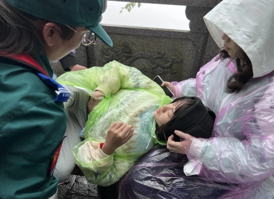 旅游醫(yī)生飛奔數(shù)百臺(tái)階送藥救治小游客。 朱鐵華 攝