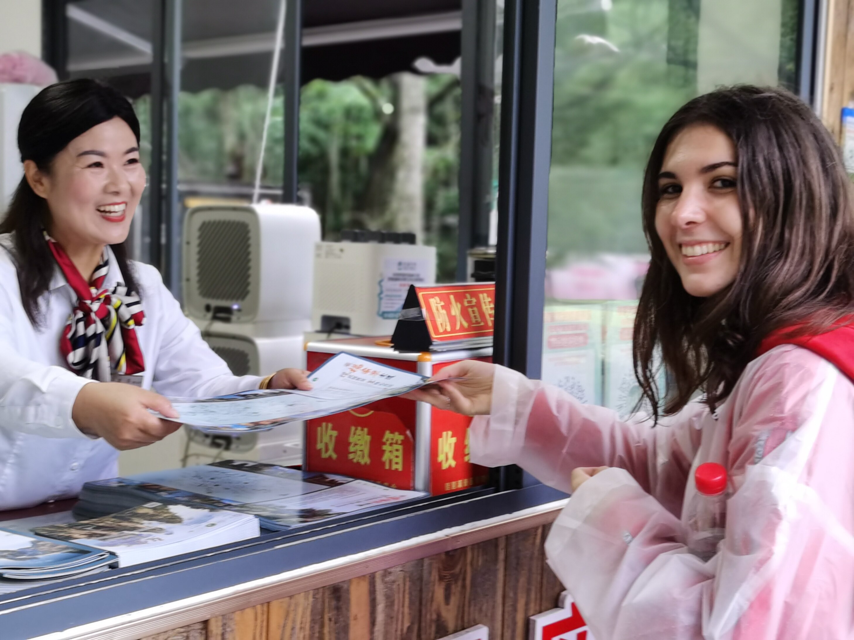 10月1日上午，張家界國家森林公園老磨灣咨詢臺黨員，微笑為游客提供服務。張娜 攝