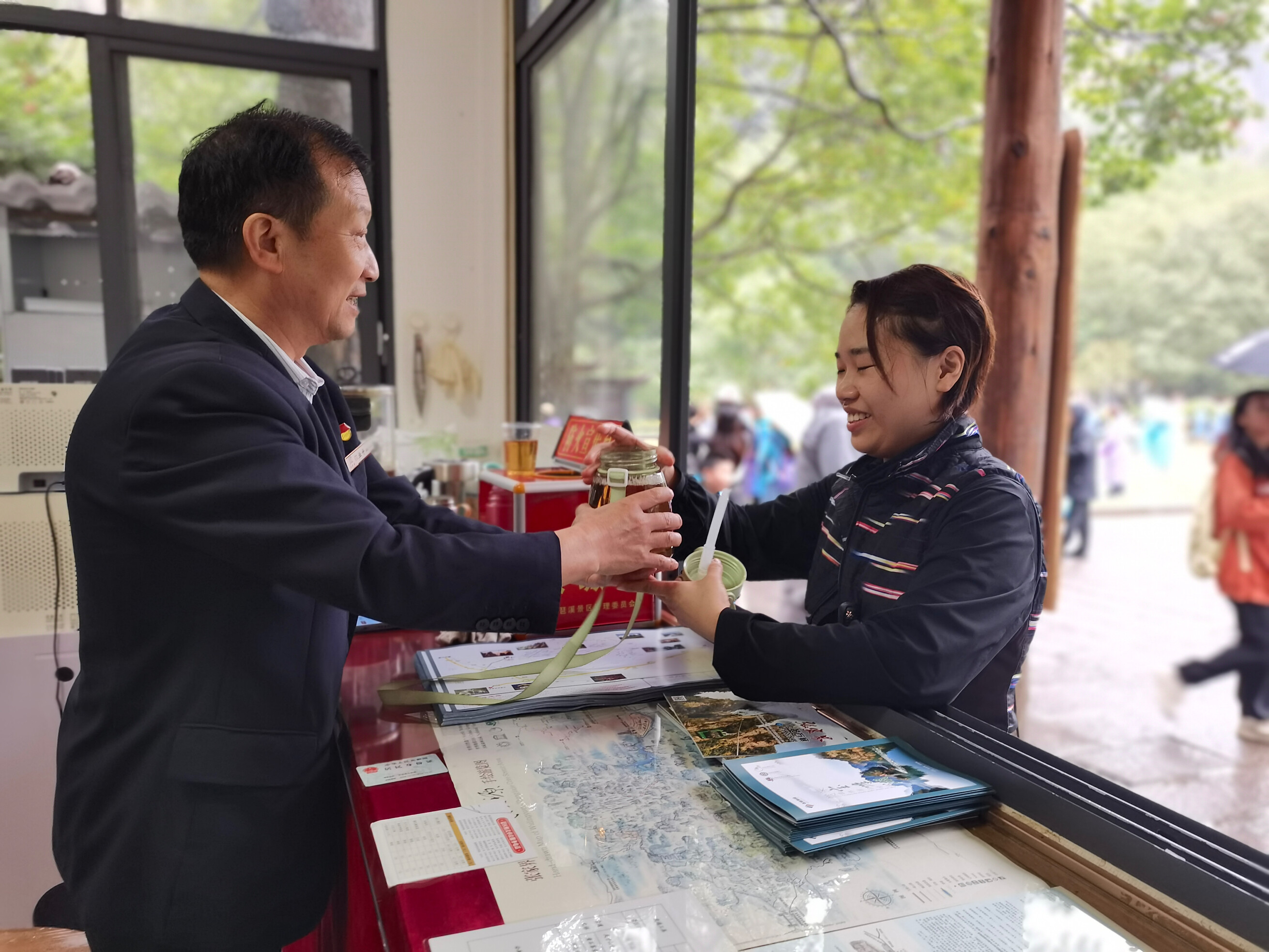 老磨灣大氧吧咨詢臺金鞭溪景區(qū)管委會工作人員為游客免費提供開水。歐華 攝