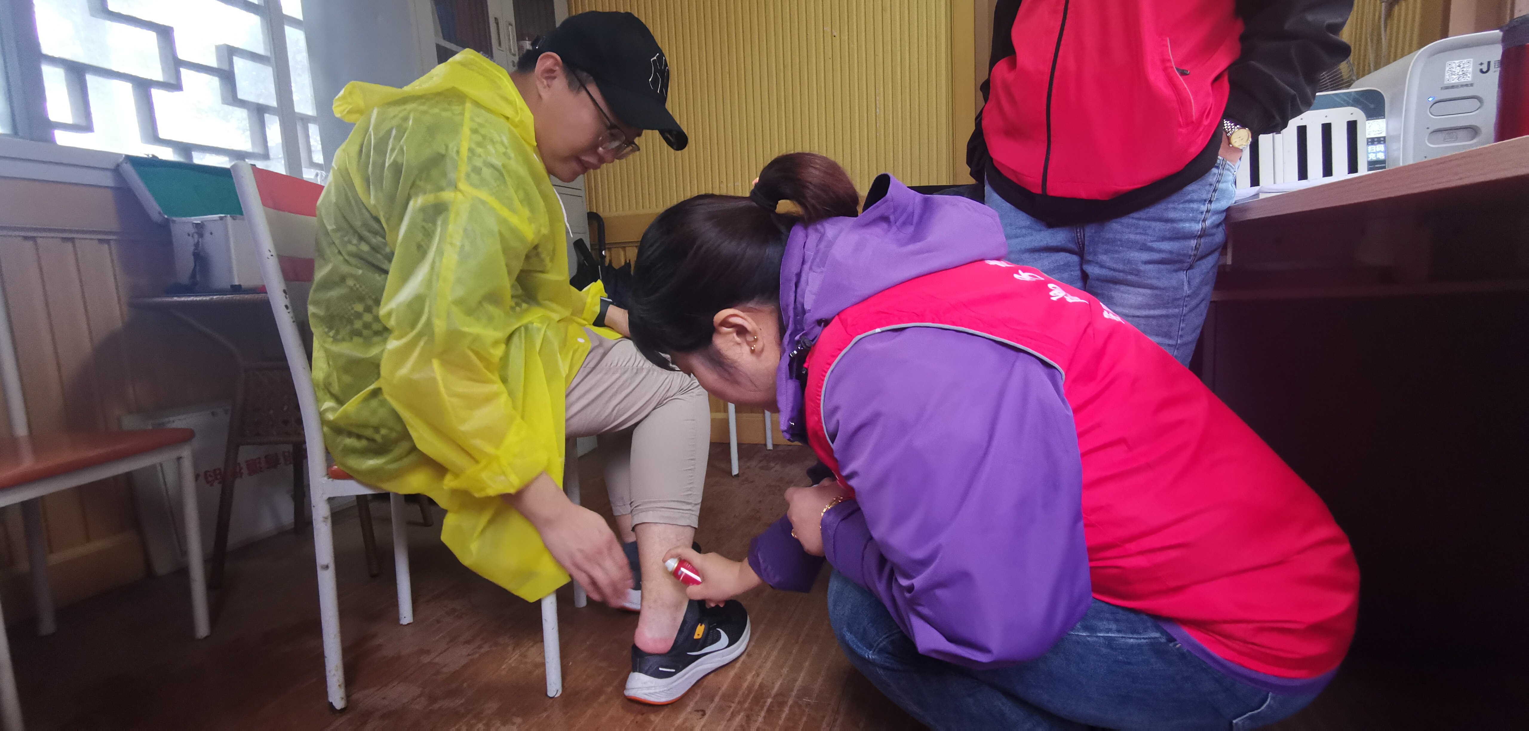 袁家界景區(qū)咨詢臺工作人員為游客處理傷口。張君 攝