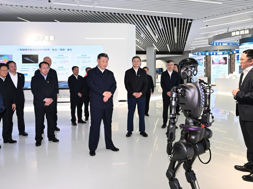 2023年11月28日下午，習(xí)近平在浦東新區(qū)張江科學(xué)城參觀上?？萍紕?chuàng)新成果展。新華社記者 謝環(huán)馳 攝