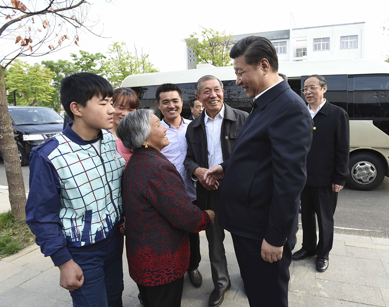2016年4月25日，習(xí)近平在安徽省滁州市鳳陽(yáng)縣小崗村看望當(dāng)年大包干帶頭人嚴(yán)金昌（右三）一家。